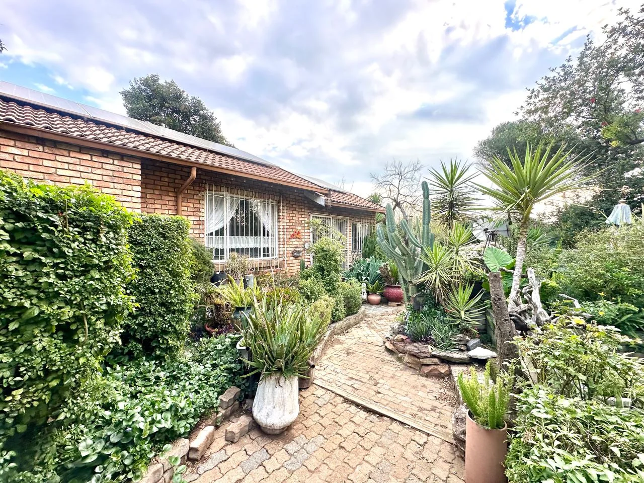SPACIOUS FAMILY HOME WITH INCOME FLATLET & EXPANSIVE GARDEN
