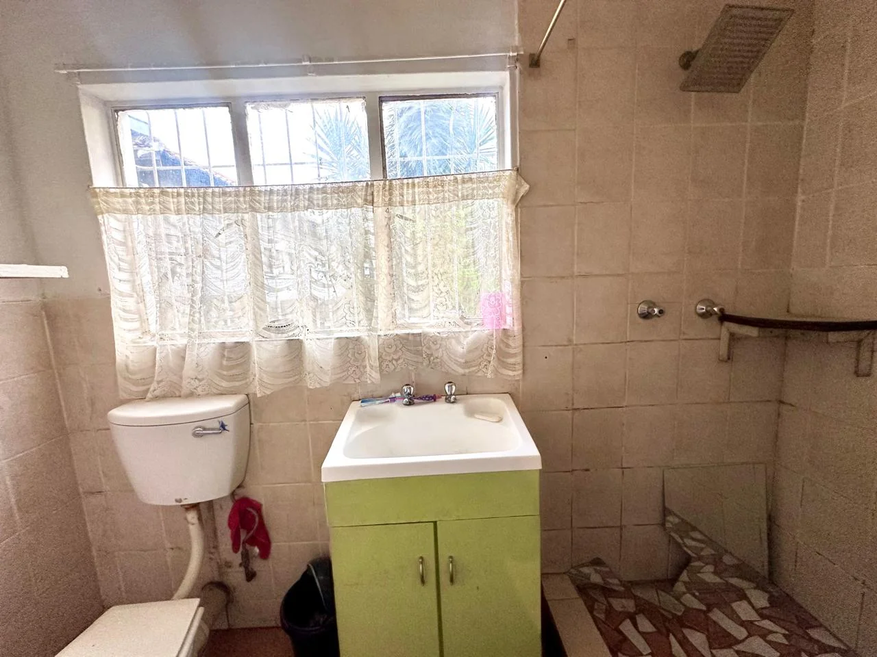 SPACIOUS FAMILY HOME WITH INCOME FLATLET & EXPANSIVE GARDEN
