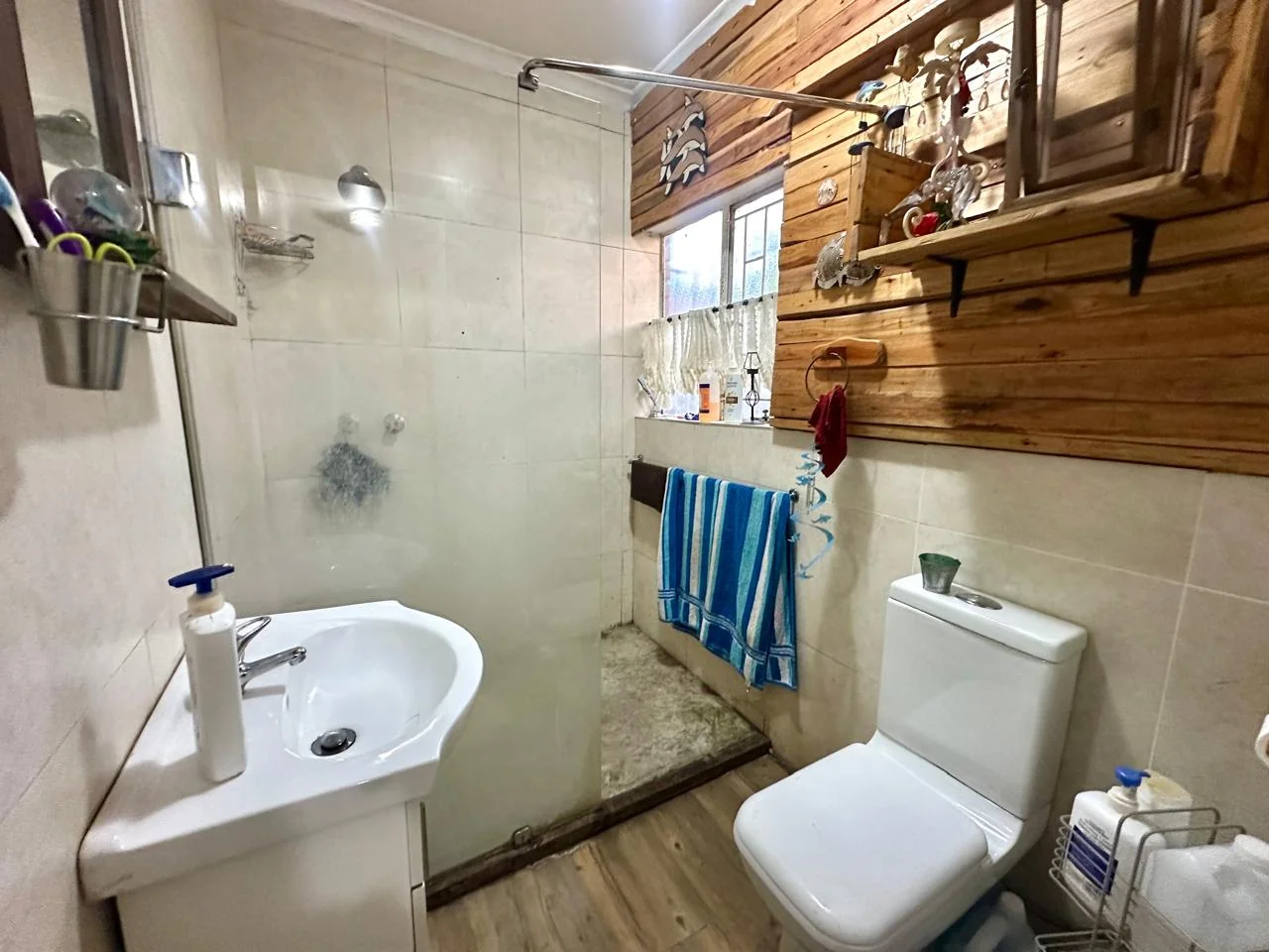 SPACIOUS FAMILY HOME WITH INCOME FLATLET & EXPANSIVE GARDEN