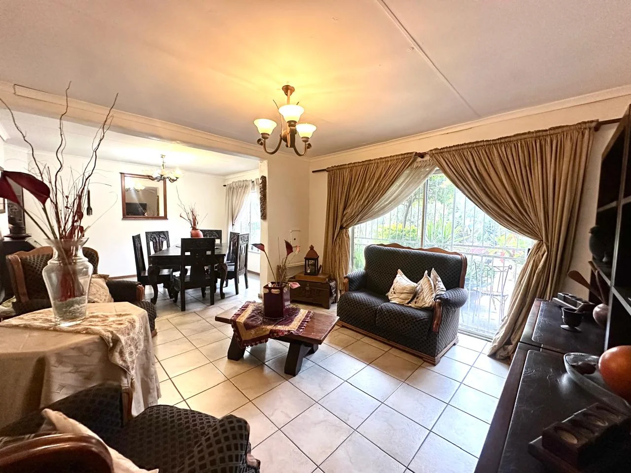 SPACIOUS FAMILY HOME WITH INCOME FLATLET & EXPANSIVE GARDEN