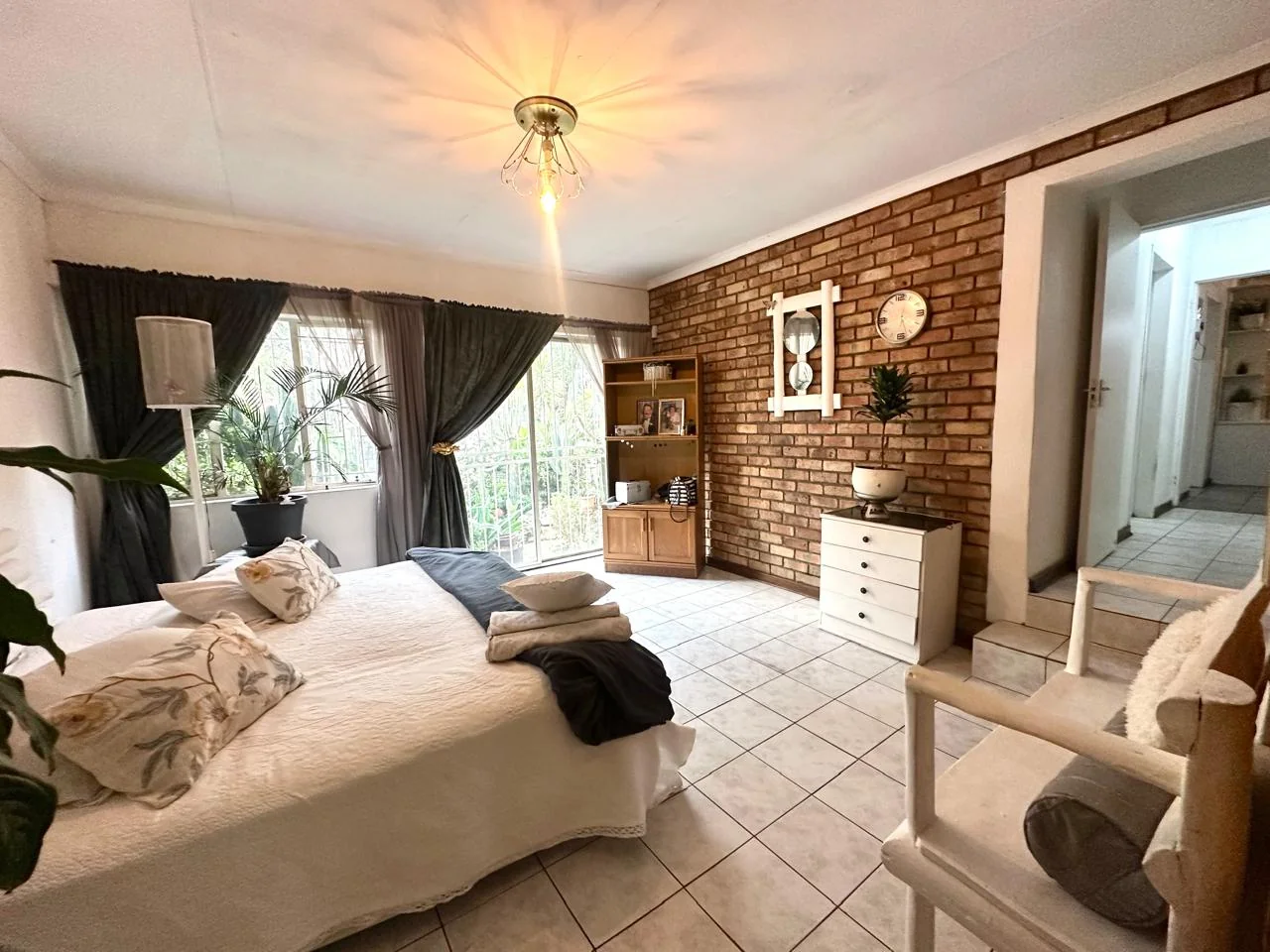 SPACIOUS FAMILY HOME WITH INCOME FLATLET & EXPANSIVE GARDEN
