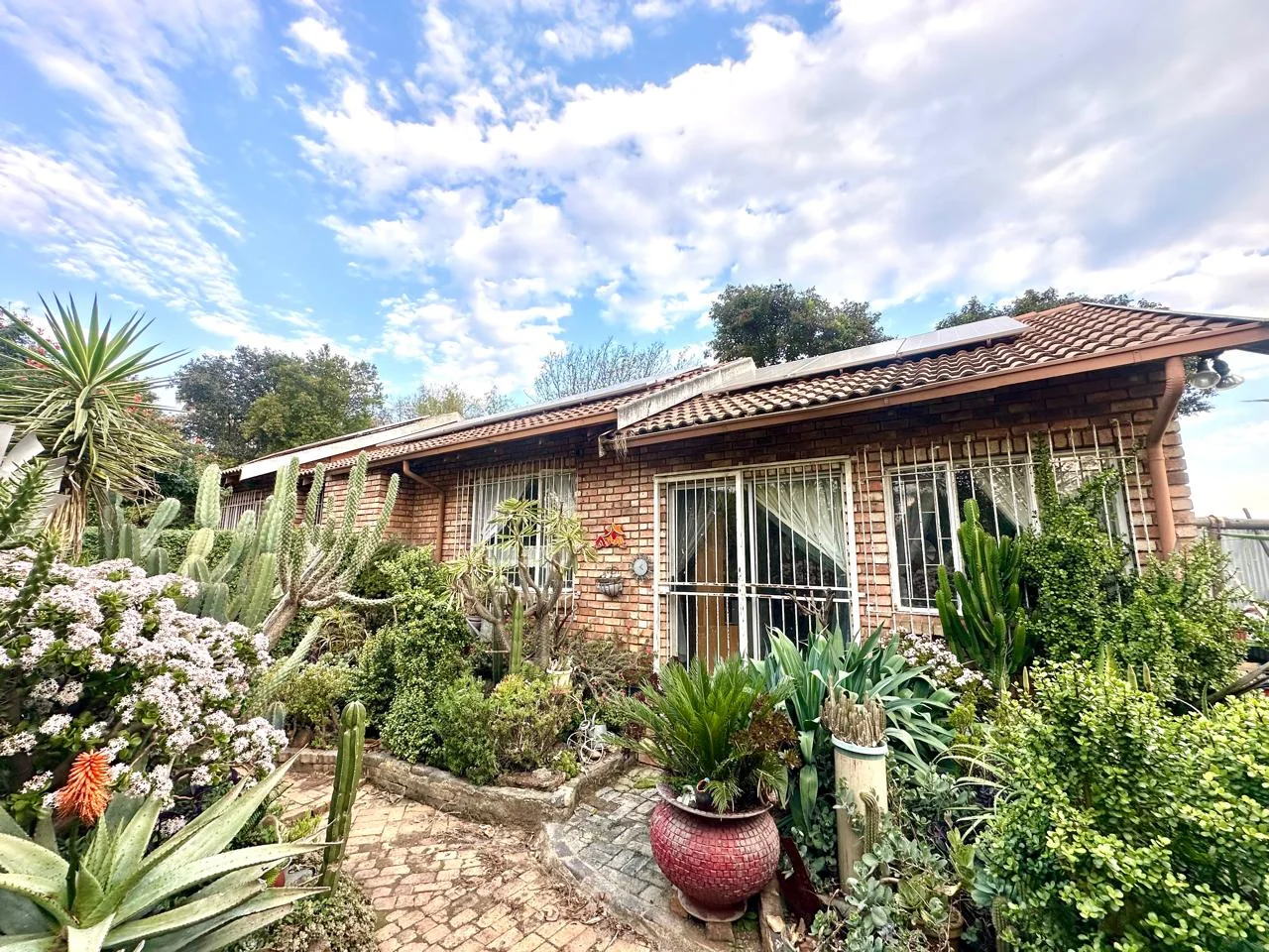 SPACIOUS FAMILY HOME WITH INCOME FLATLET & EXPANSIVE GARDEN