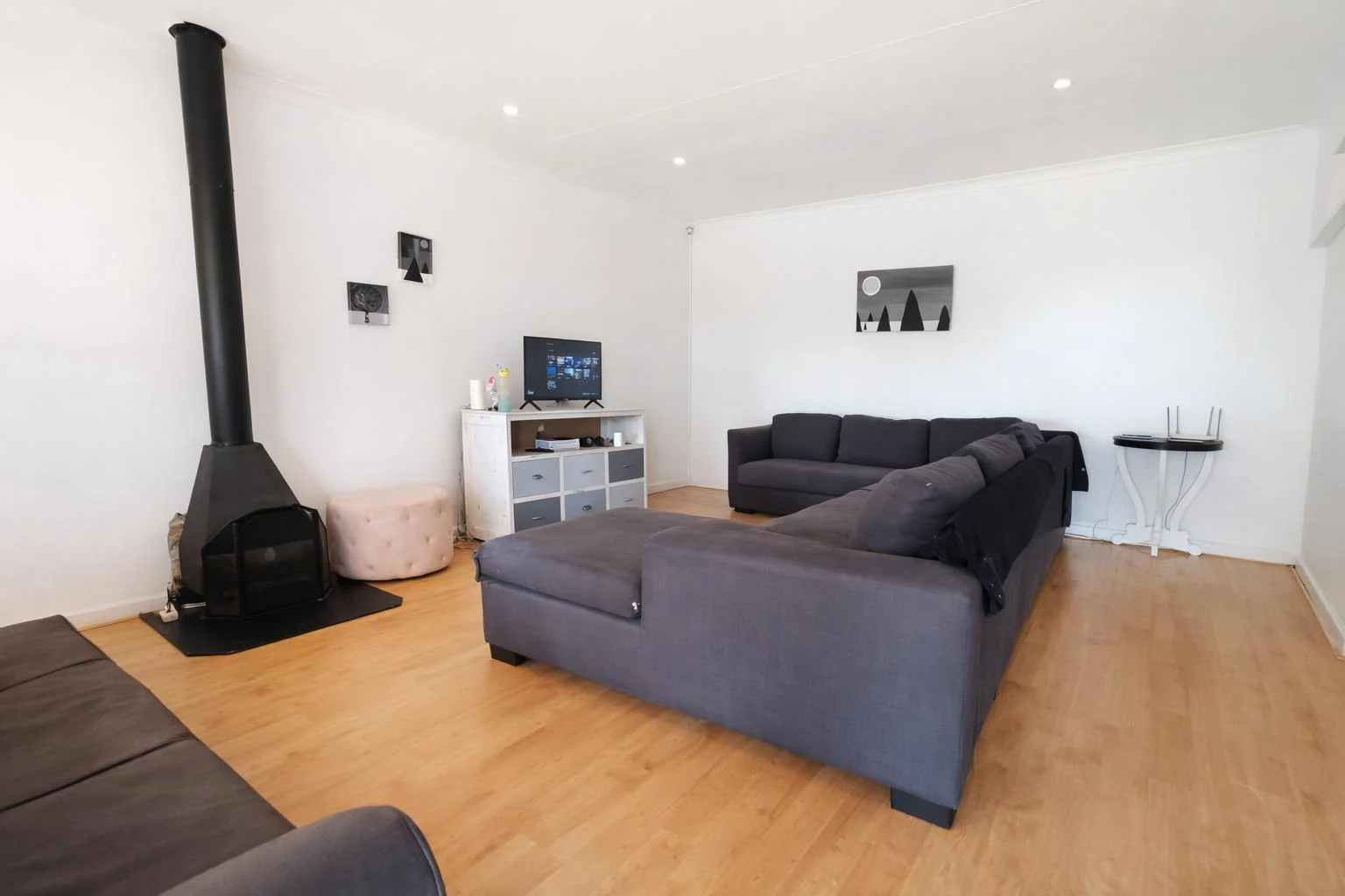 3/4 Bedrooms , Great garden space and a Fab 1 bedroom Garden Cottage