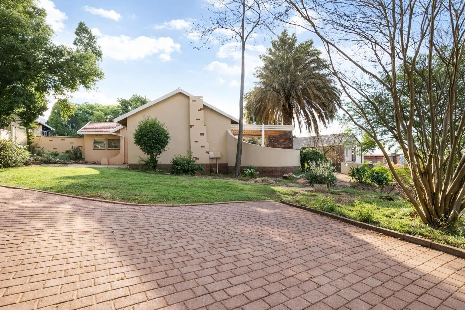 3/4 Bedrooms , Great garden space and a Fab 1 bedroom Garden Cottage