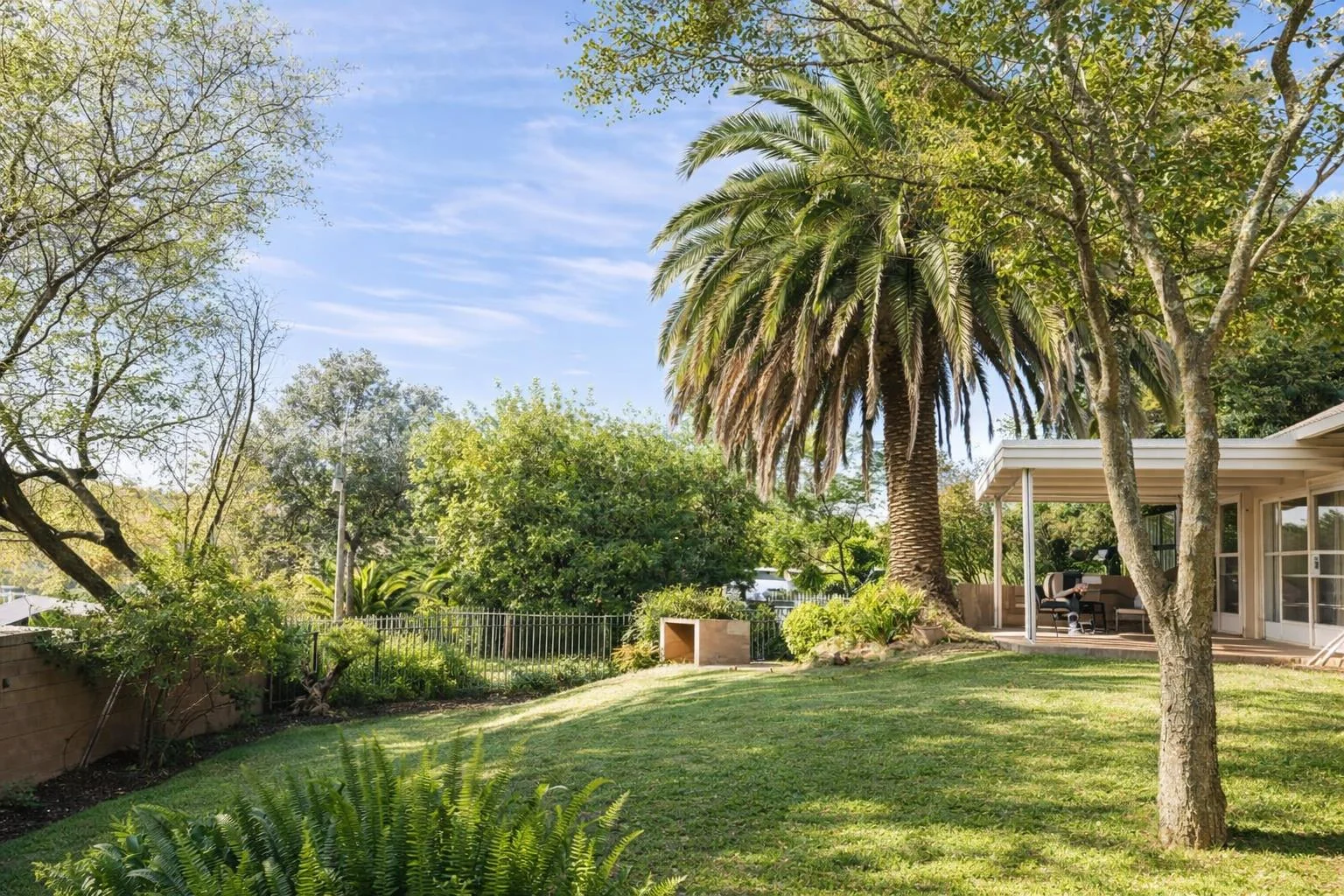 3/4 Bedrooms , Great garden space and a Fab 1 bedroom Garden Cottage