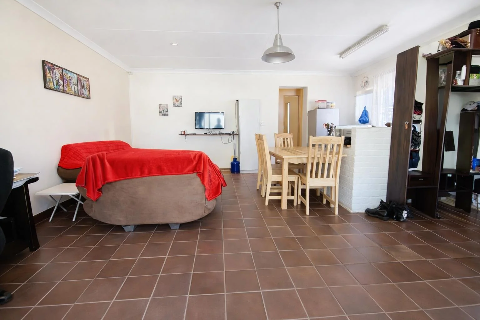 3/4 Bedrooms , Great garden space and a Fab 1 bedroom Garden Cottage