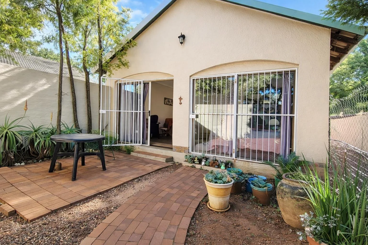 3/4 Bedrooms , Great garden space and a Fab 1 bedroom Garden Cottage
