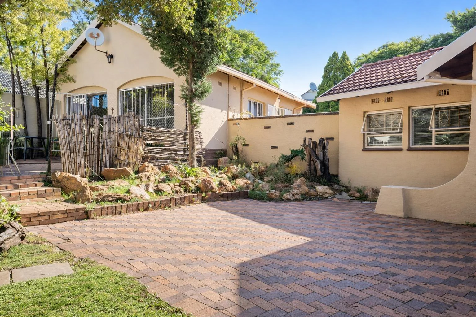 3/4 Bedrooms , Great garden space and a Fab 1 bedroom Garden Cottage