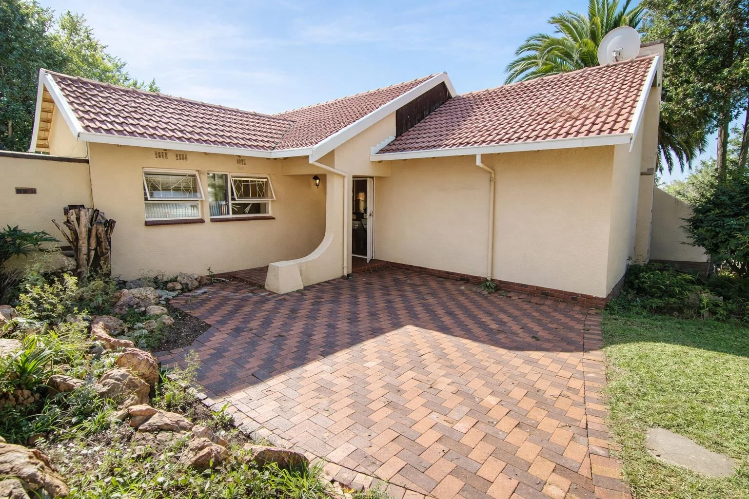 3/4 Bedrooms , Great garden space and a Fab 1 bedroom Garden Cottage