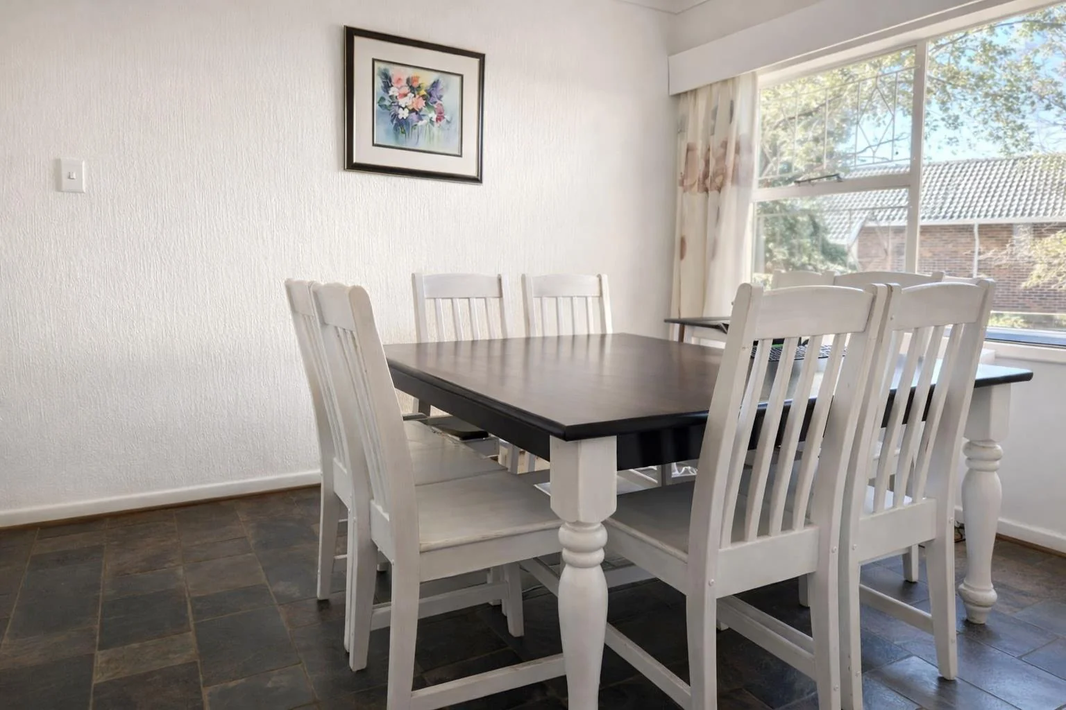 3/4 Bedrooms , Great garden space and a Fab 1 bedroom Garden Cottage