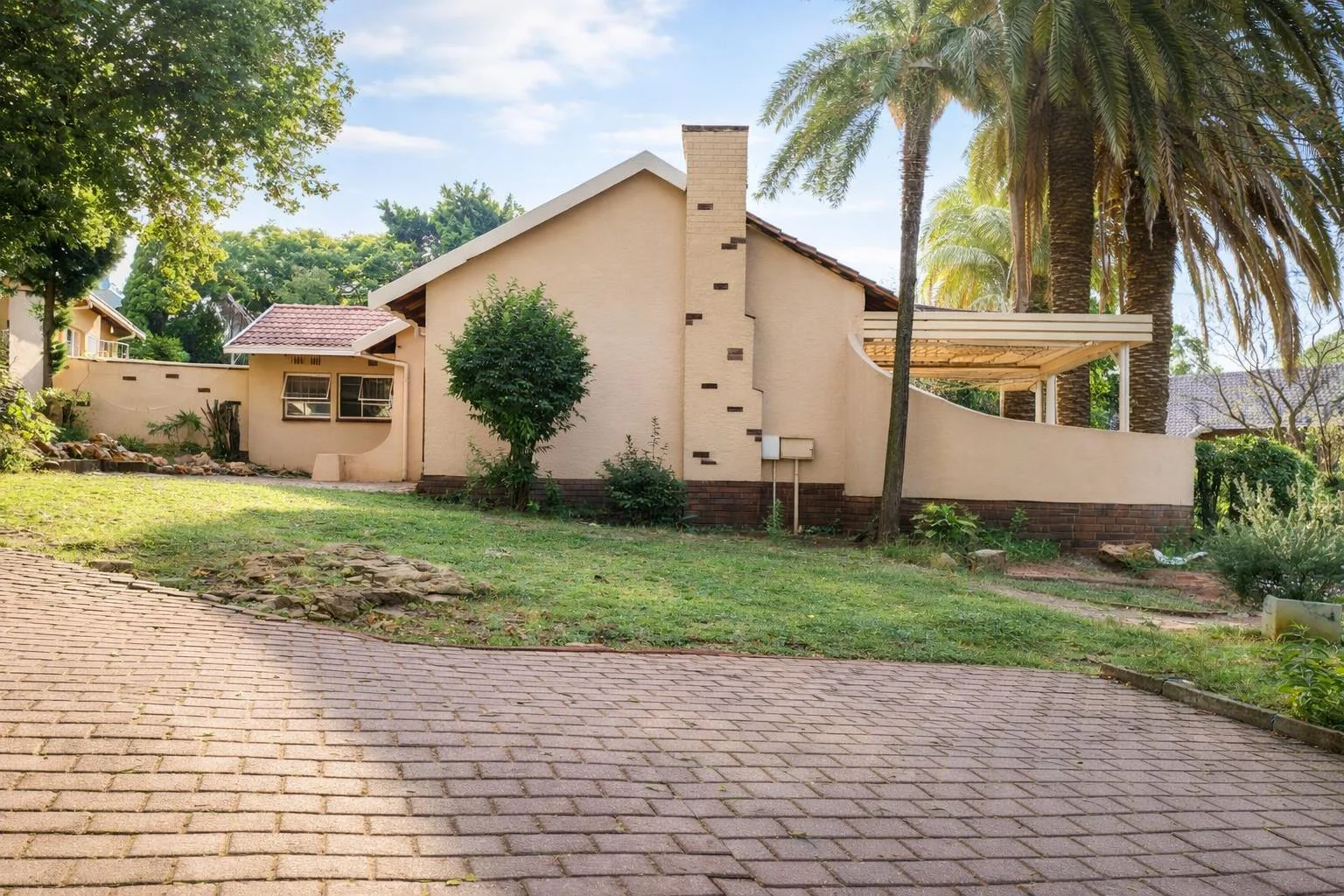 3/4 Bedrooms , Great garden space and a Fab 1 bedroom Garden Cottage