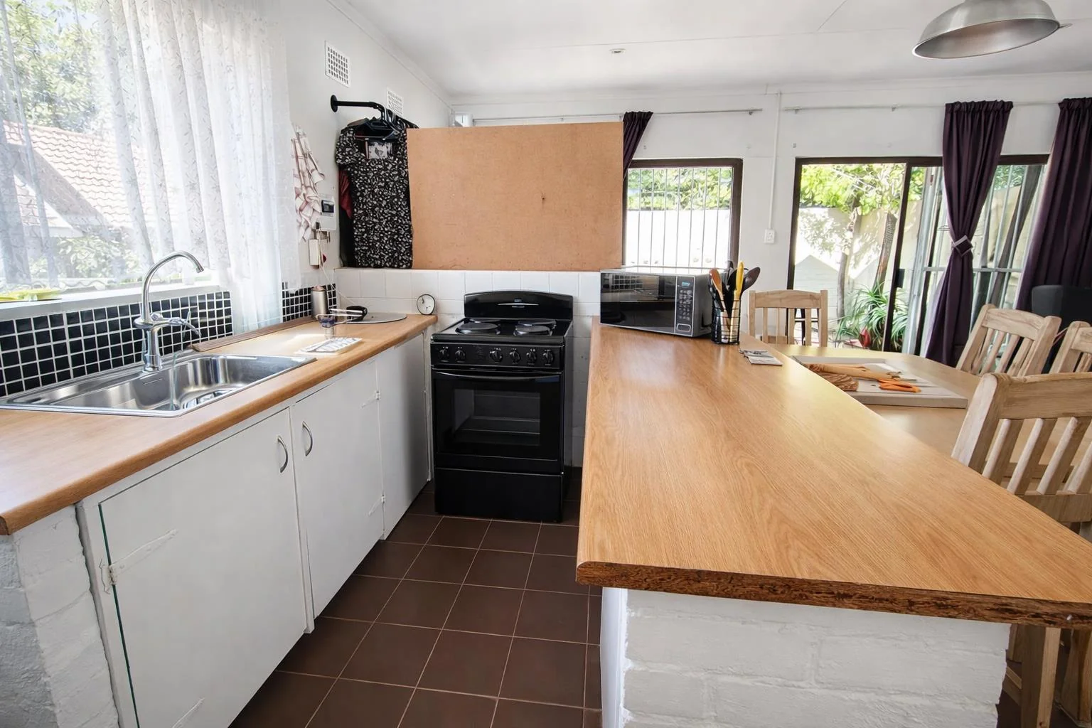 3/4 Bedrooms , Great garden space and a Fab 1 bedroom Garden Cottage