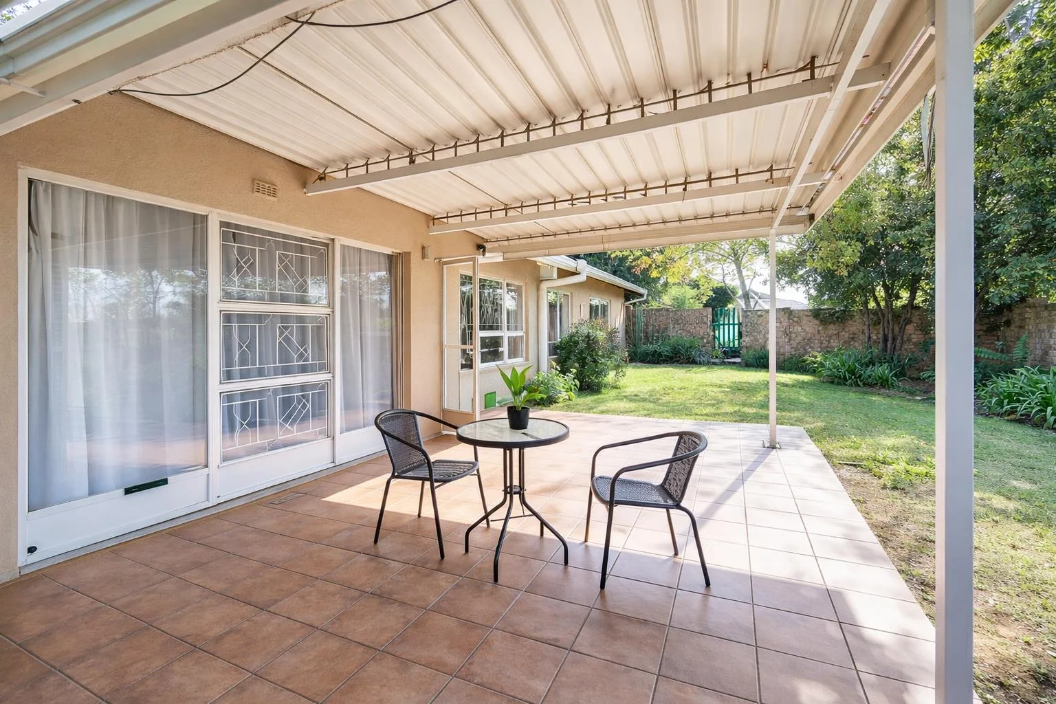 3/4 Bedrooms , Great garden space and a Fab 1 bedroom Garden Cottage