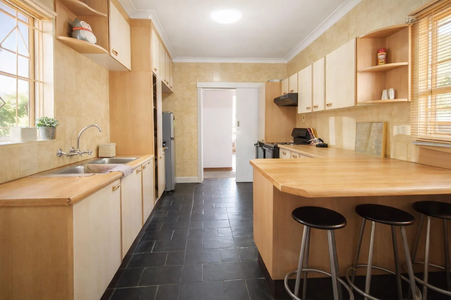 3/4 Bedrooms , Great garden space and a Fab 1 bedroom Garden Cottage
