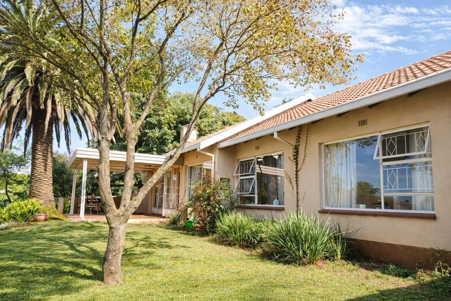 3/4 Bedrooms , Great garden space and a Fab 1 bedroom Garden Cottage