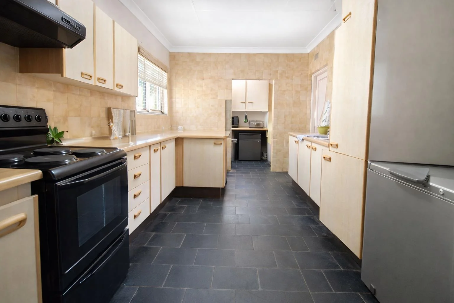 3/4 Bedrooms , Great garden space and a Fab 1 bedroom Garden Cottage