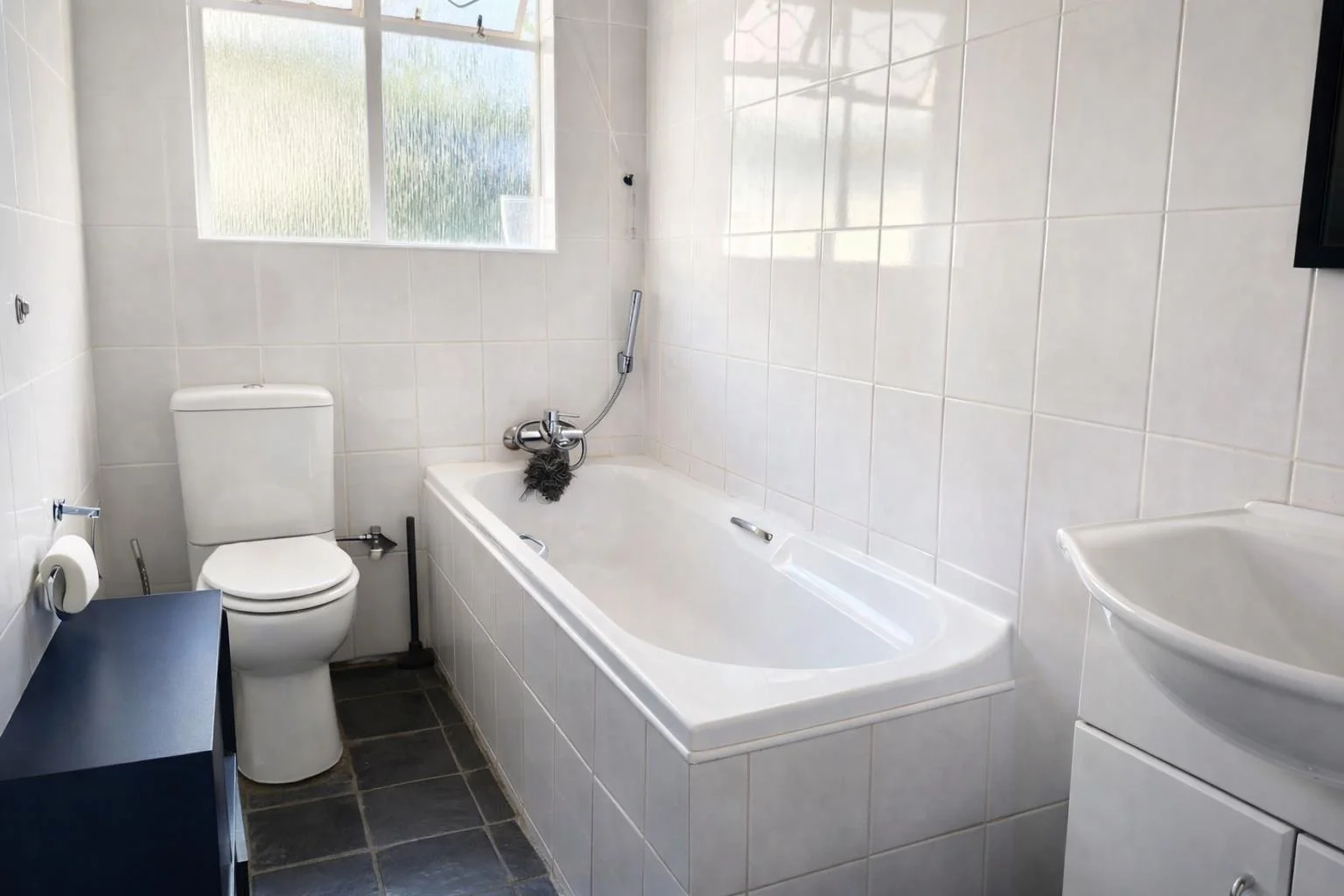 3/4 Bedrooms , Great garden space and a Fab 1 bedroom Garden Cottage