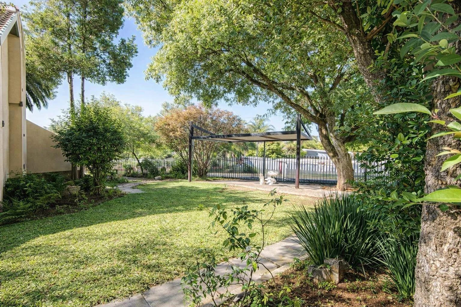 3/4 Bedrooms , Great garden space and a Fab 1 bedroom Garden Cottage