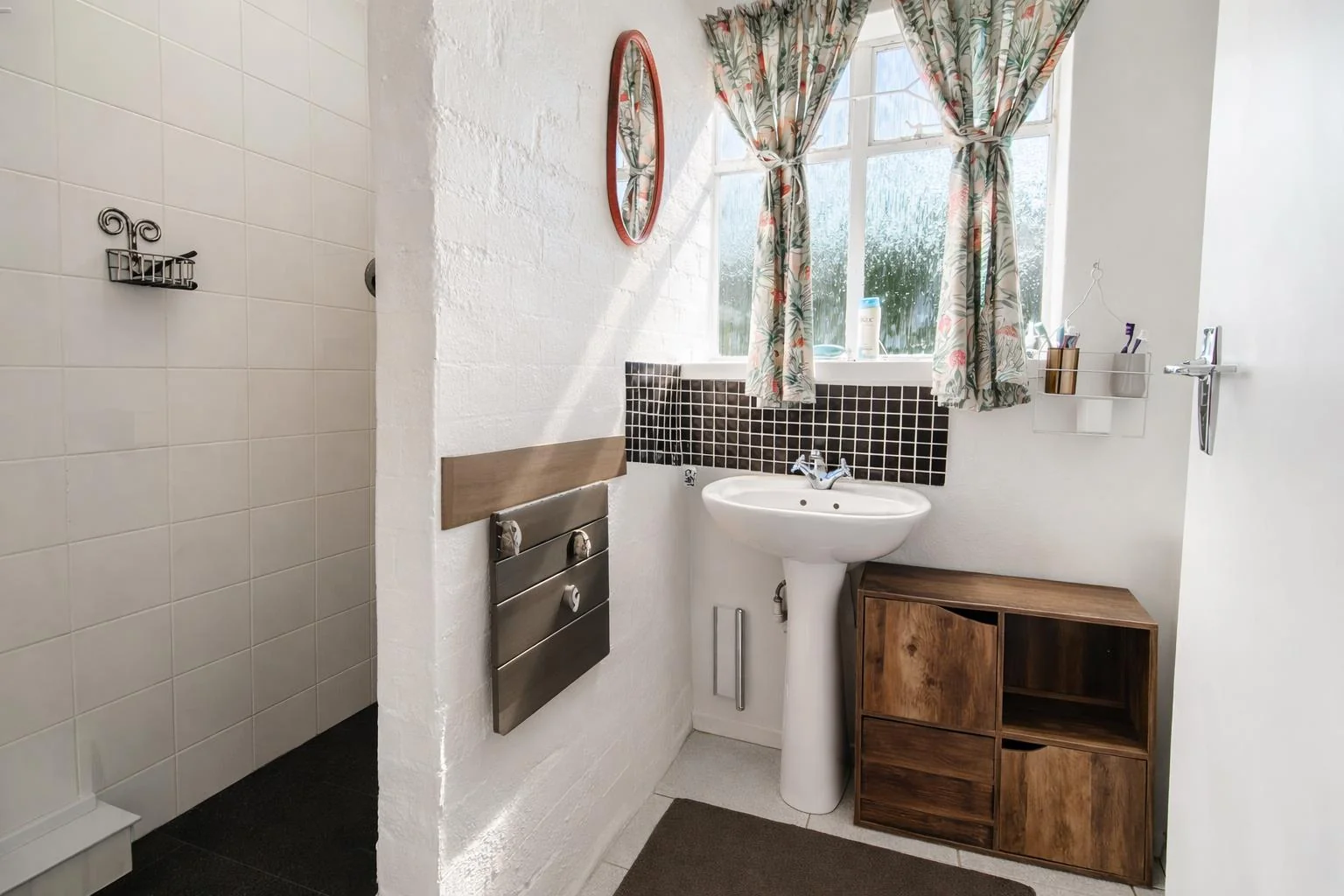 3/4 Bedrooms , Great garden space and a Fab 1 bedroom Garden Cottage
