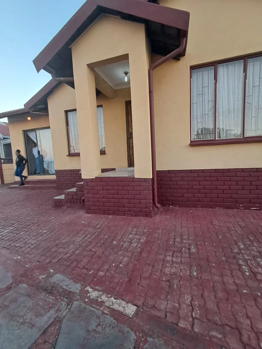 3 Bedroom House for Sale in Tlhabane West