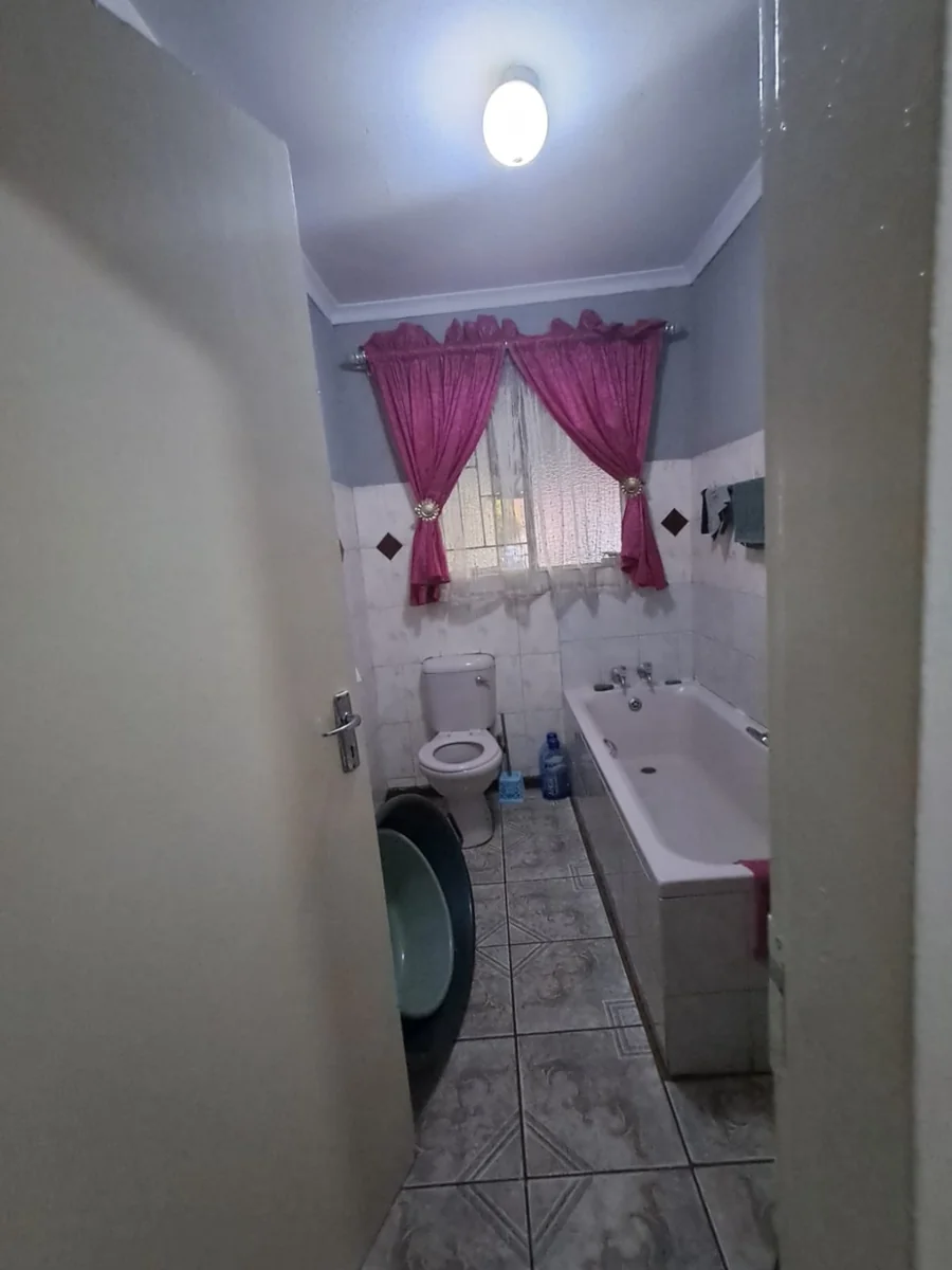 3 Bedroom House for Sale in Tlhabane West