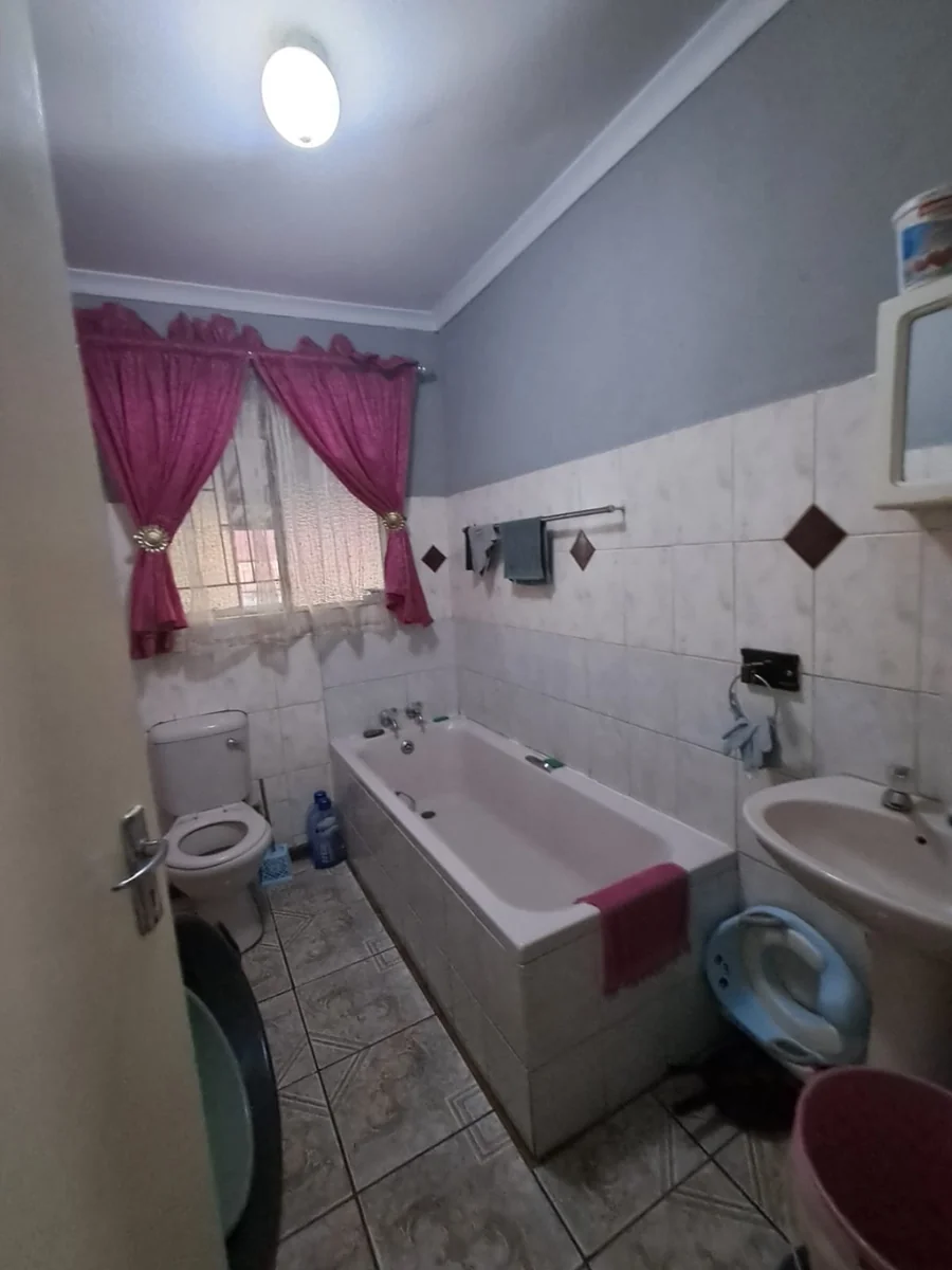 3 Bedroom House for Sale in Tlhabane West