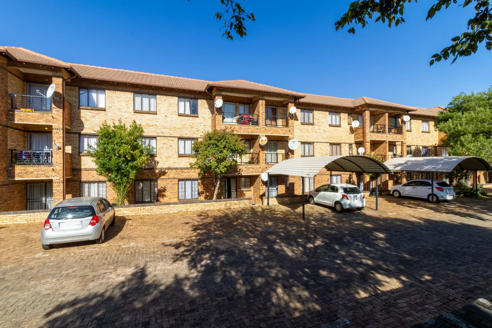 Ground floor aparment for Sale In Halfway Gardens