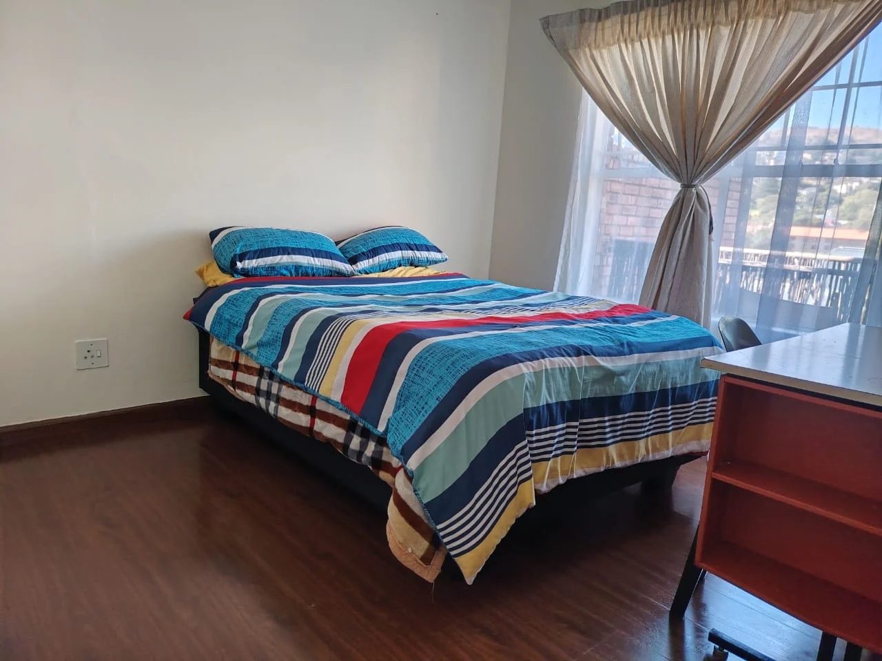 Super Cute 2 bedroom Unit on 2nd floor with stunning views
