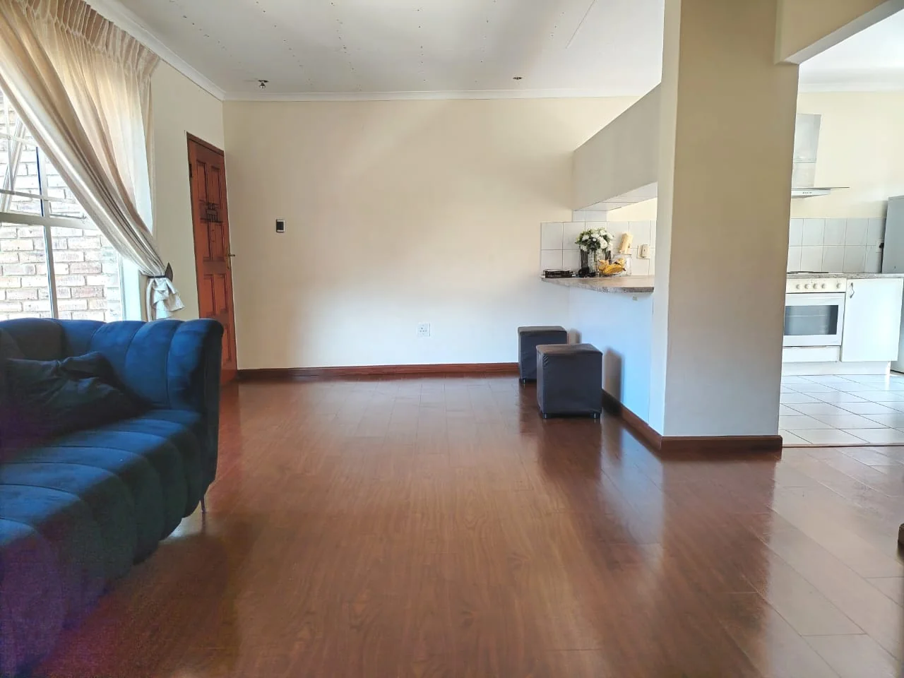 Super Cute 2 bedroom Unit on 2nd floor with stunning views
