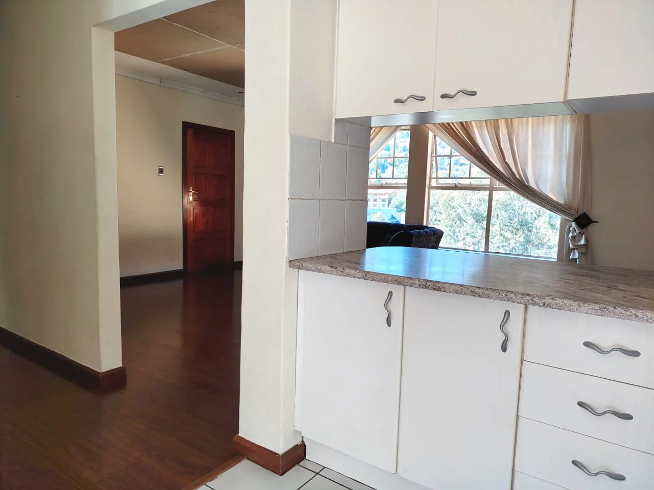 Super Cute 2 bedroom Unit on 2nd floor with stunning views