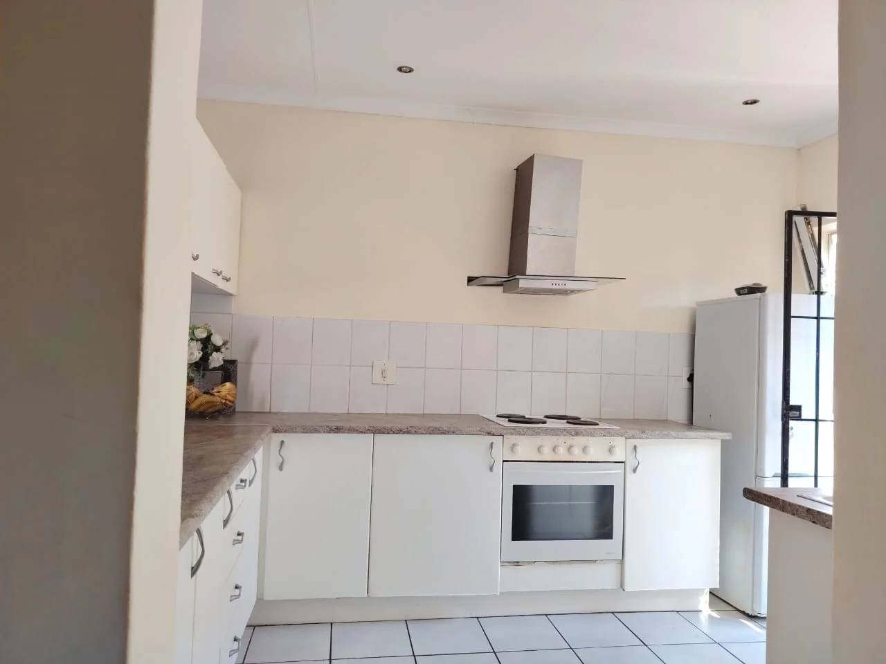 Super Cute 2 bedroom Unit on 2nd floor with stunning views