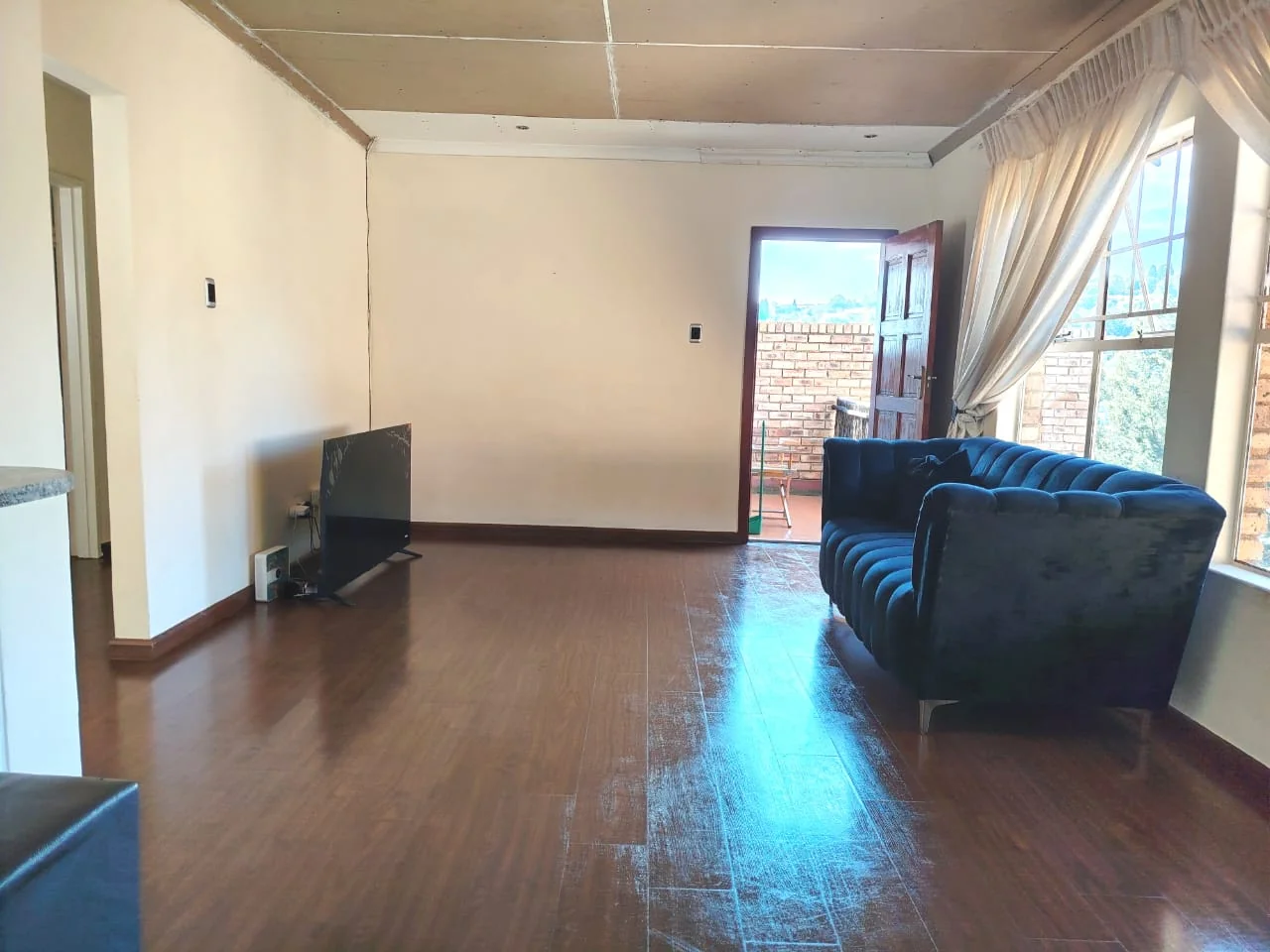 Super Cute 2 bedroom Unit on 2nd floor with stunning views