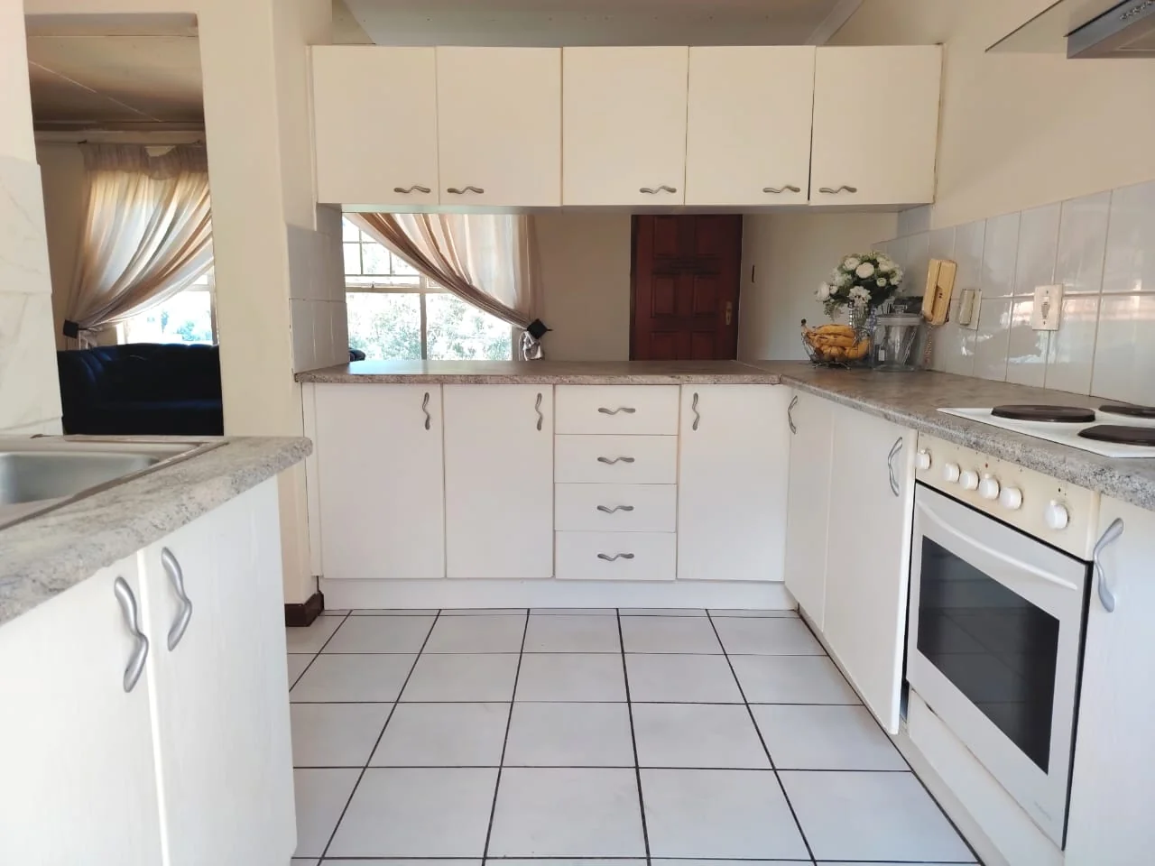 Super Cute 2 bedroom Unit on 2nd floor with stunning views