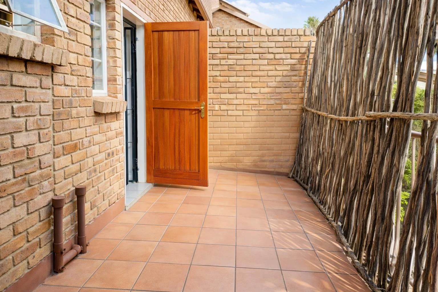 Super Cute 2 bedroom Unit on 2nd floor with stunning views