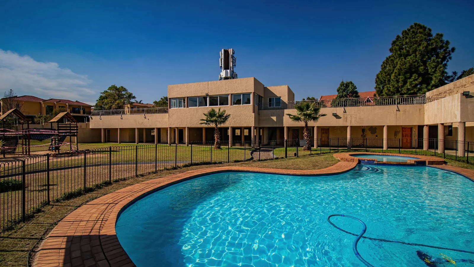 Executive 3-Bedroom Duplex Apartment | Secure Living in Carlswald/Halfway Gardens