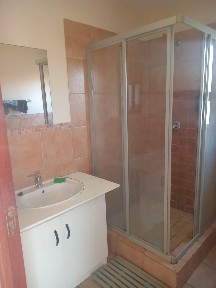 A 2 bed, 2 bath Lofty in Errand Gardens, Midrand.
