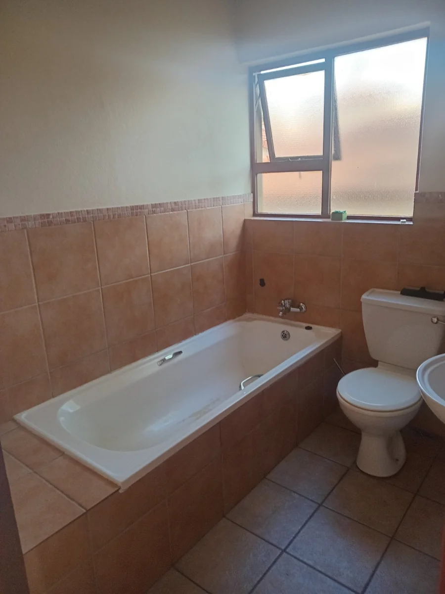 A 2 bed, 2 bath Lofty in Errand Gardens, Midrand.