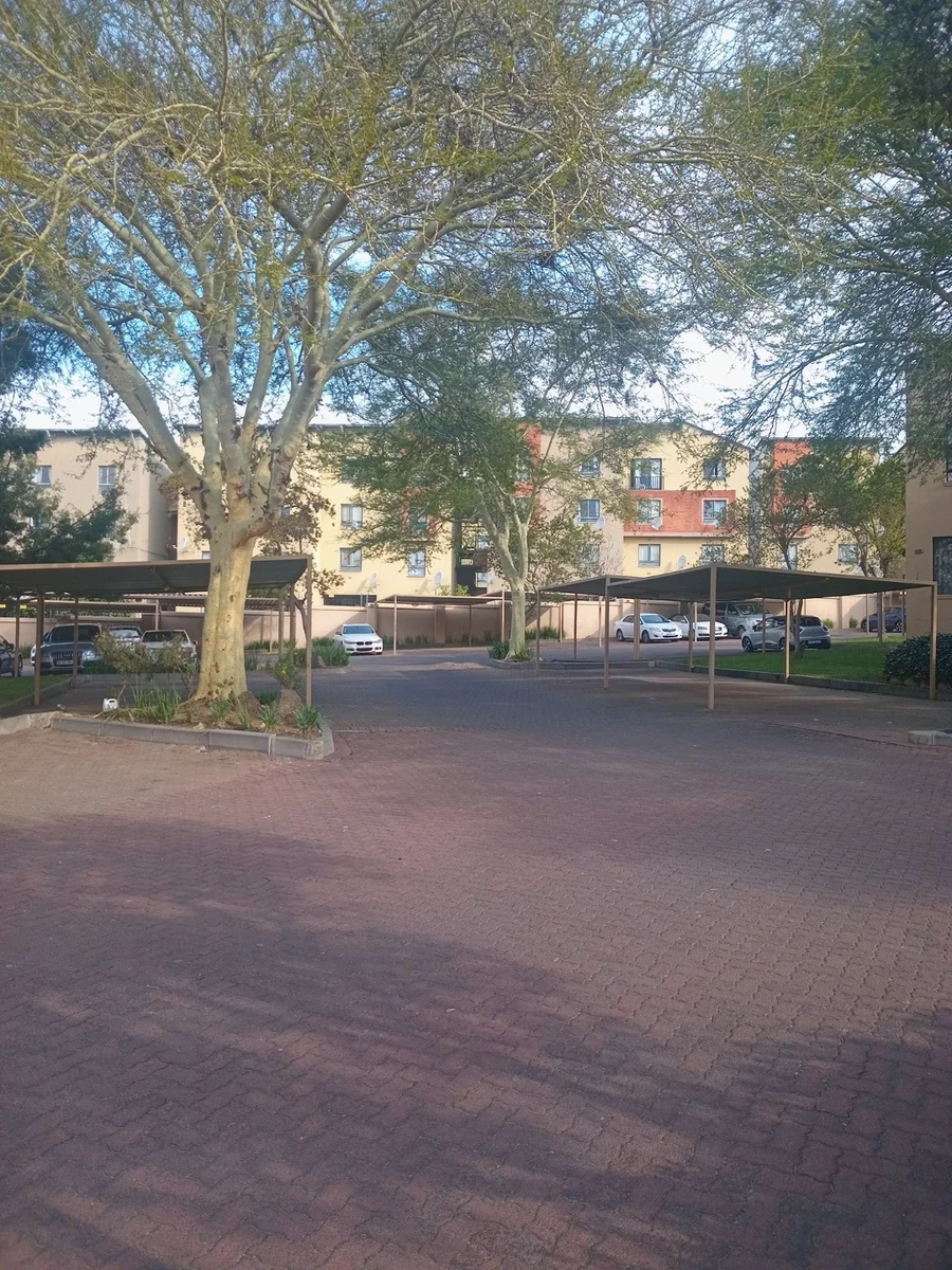 A 2 bed, 2 bath Lofty in Errand Gardens, Midrand.