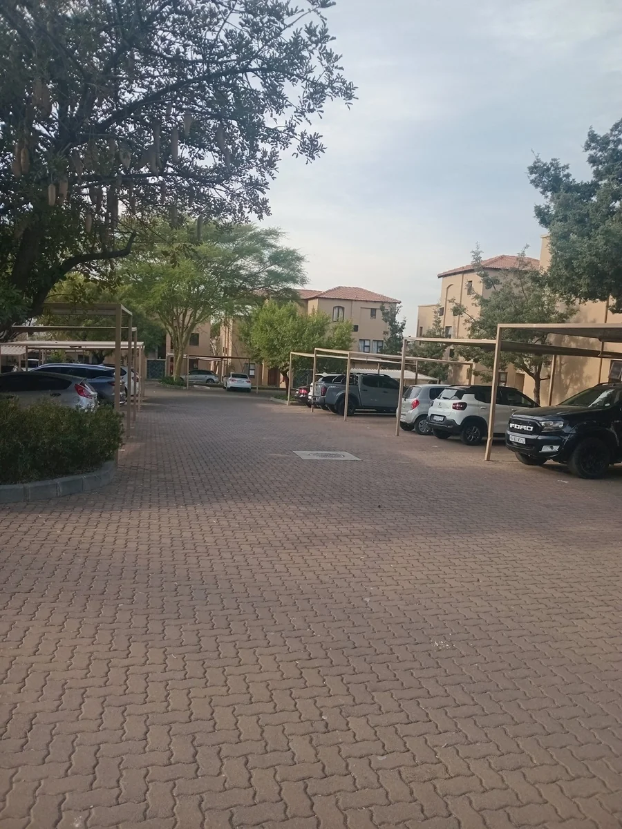 A 2 bed, 2 bath Lofty in Errand Gardens, Midrand.