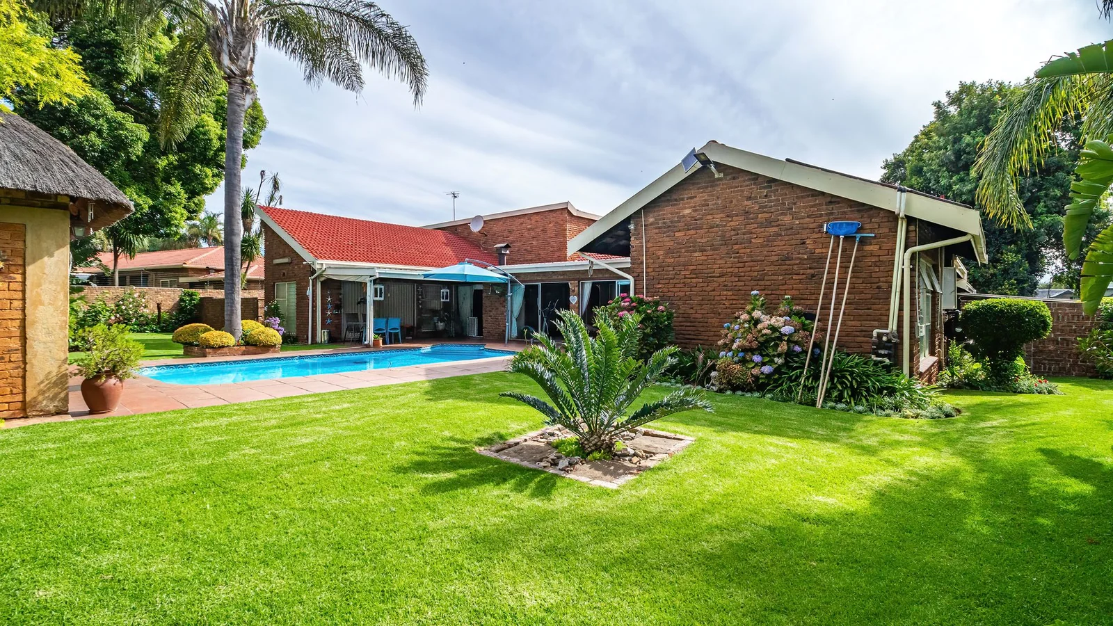 3-BEDROOM HOME WITH PRIVATE 2-BEDROOM FLATLET, INCOME POTENTIAL & ENTERTAINMENT SPACES IN A SECURE BOOMED-OFF AREA