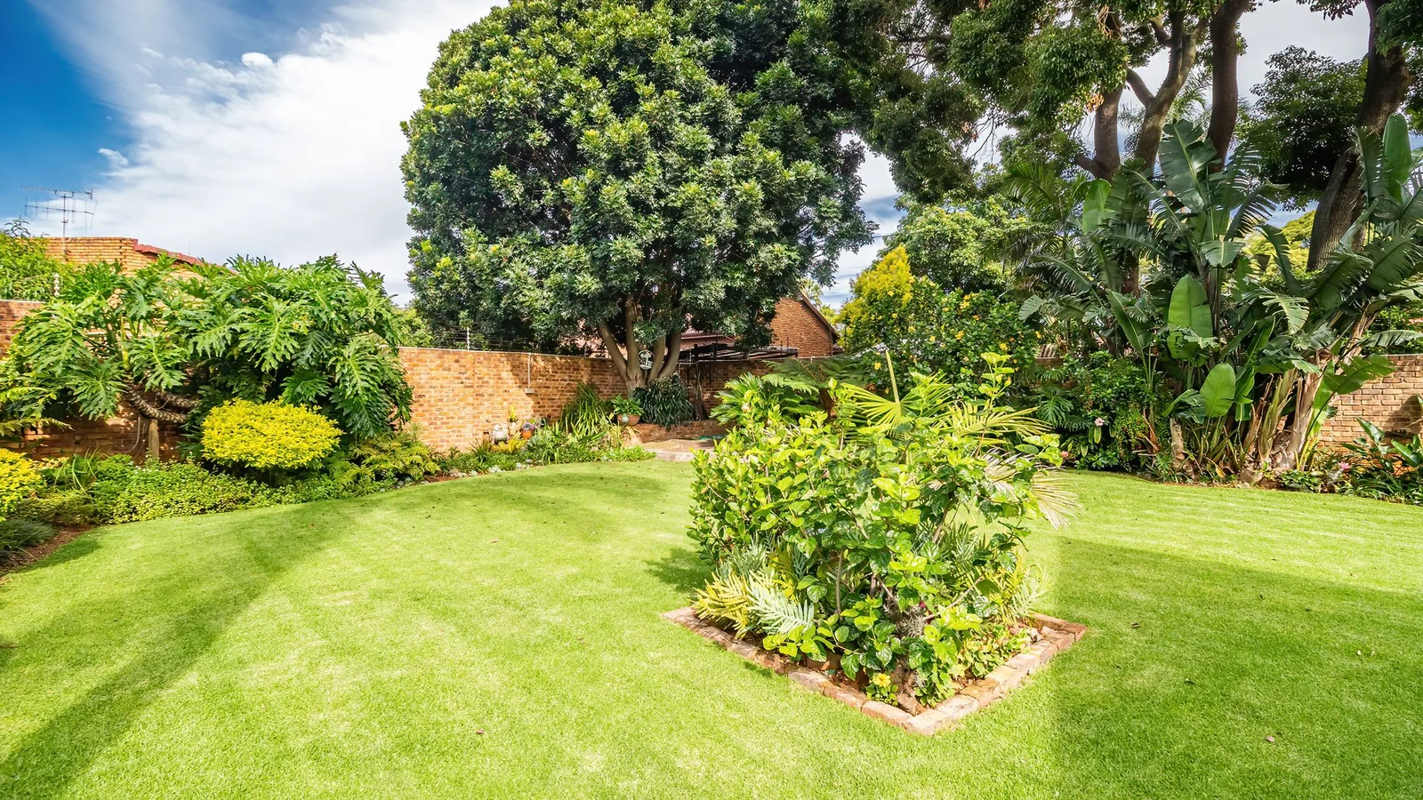 3-BEDROOM HOME WITH PRIVATE 2-BEDROOM FLATLET, INCOME POTENTIAL & ENTERTAINMENT SPACES IN A SECURE BOOMED-OFF AREA