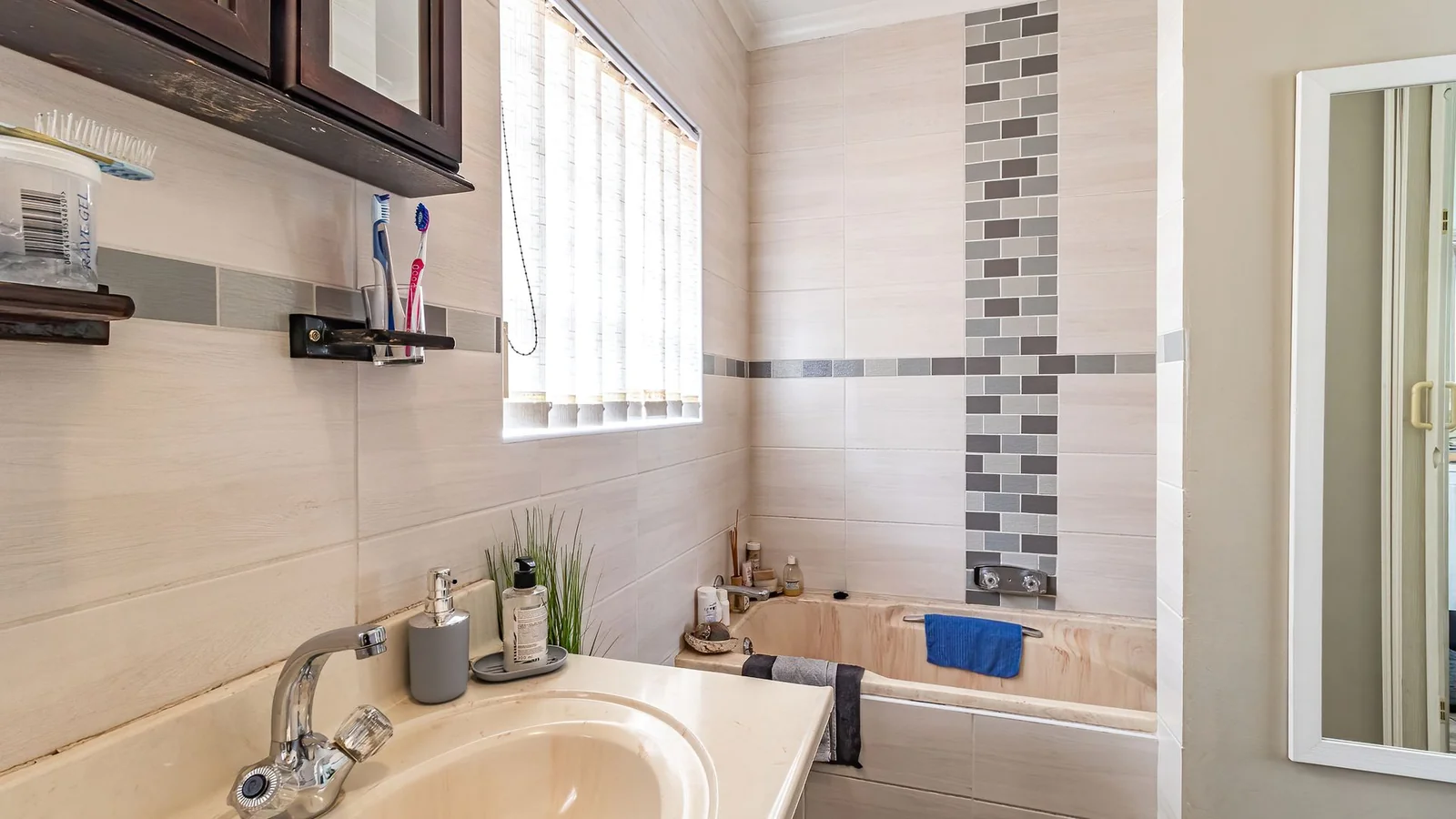 3-BEDROOM HOME WITH PRIVATE 2-BEDROOM FLATLET, INCOME POTENTIAL & ENTERTAINMENT SPACES IN A SECURE BOOMED-OFF AREA