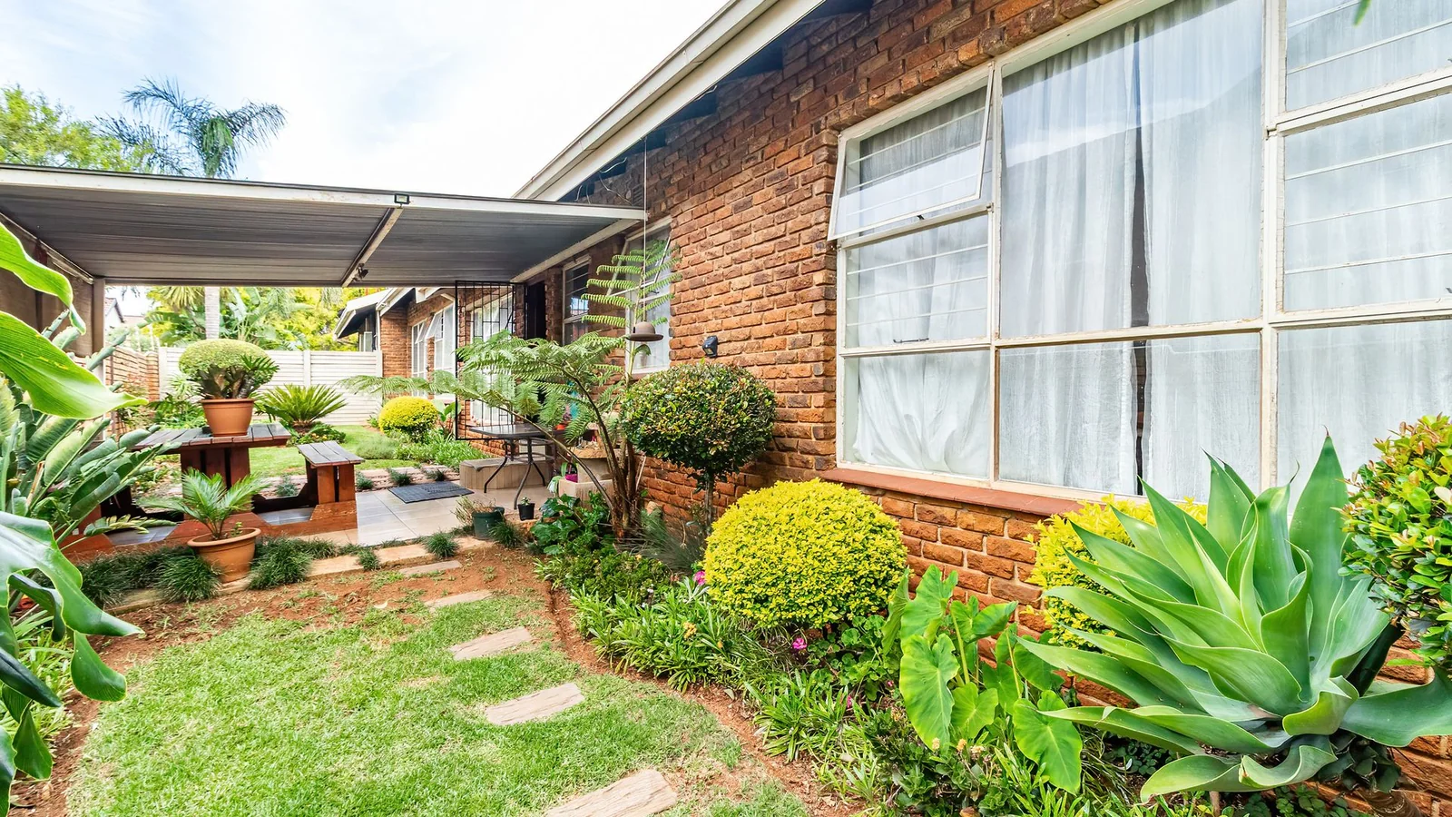 3-BEDROOM HOME WITH PRIVATE 2-BEDROOM FLATLET, INCOME POTENTIAL & ENTERTAINMENT SPACES IN A SECURE BOOMED-OFF AREA