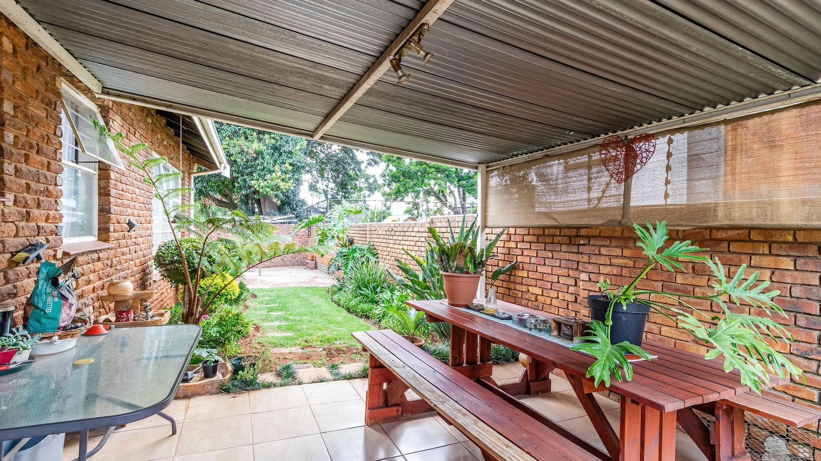 3-BEDROOM HOME WITH PRIVATE 2-BEDROOM FLATLET, INCOME POTENTIAL & ENTERTAINMENT SPACES IN A SECURE BOOMED-OFF AREA
