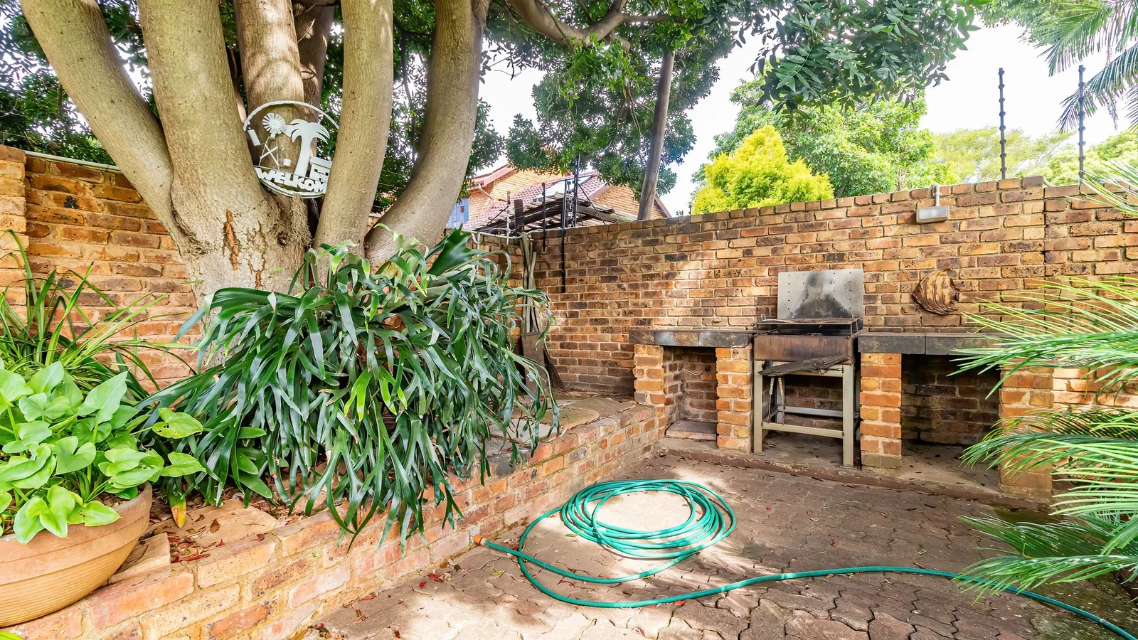 3-BEDROOM HOME WITH PRIVATE 2-BEDROOM FLATLET, INCOME POTENTIAL & ENTERTAINMENT SPACES IN A SECURE BOOMED-OFF AREA