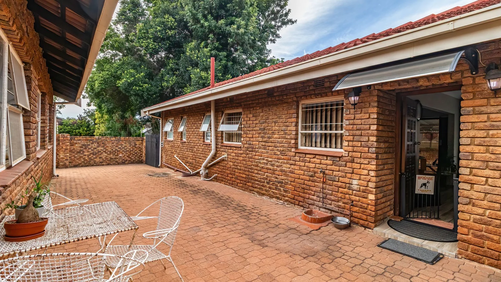 3-BEDROOM HOME WITH PRIVATE 2-BEDROOM FLATLET, INCOME POTENTIAL & ENTERTAINMENT SPACES IN A SECURE BOOMED-OFF AREA