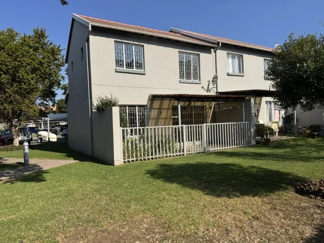 Well-Presented Duplex in Sought-After Aloe Place, Greenstone Hill