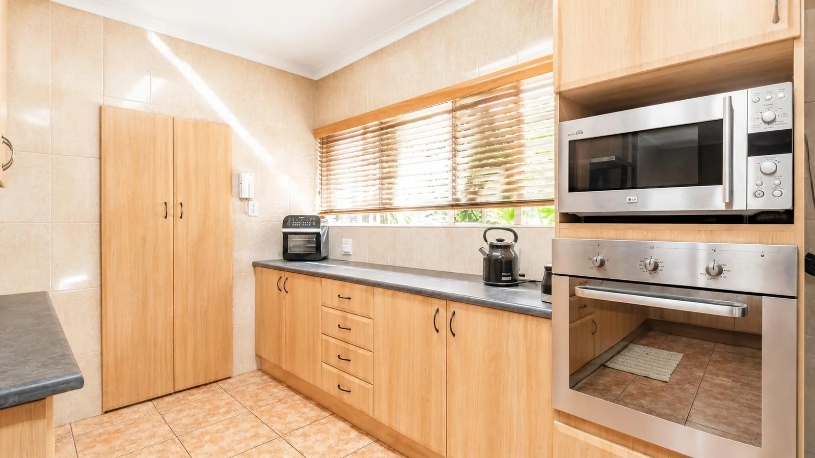 FAMILY SPACE WITH A PRIVATE FLATLET & INCOME POTENTIAL