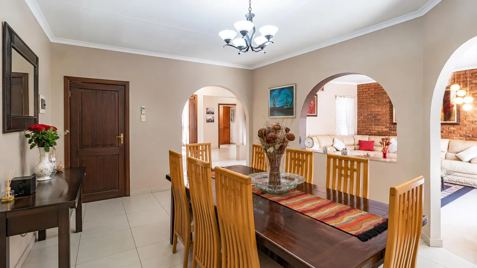 FAMILY SPACE WITH A PRIVATE FLATLET & INCOME POTENTIAL