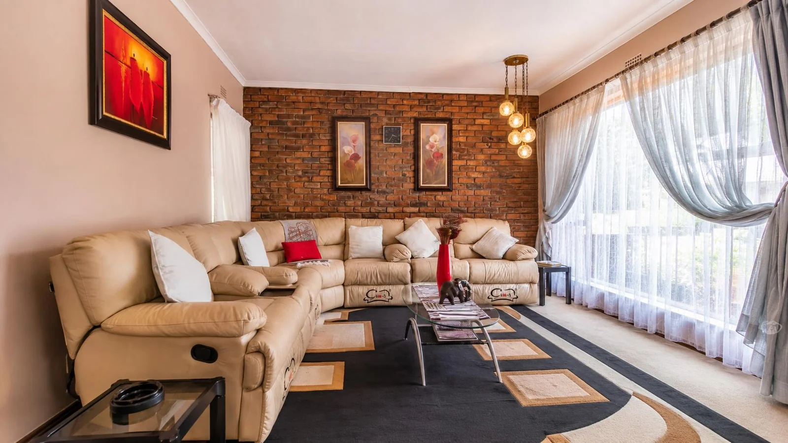 FAMILY SPACE WITH A PRIVATE FLATLET & INCOME POTENTIAL
